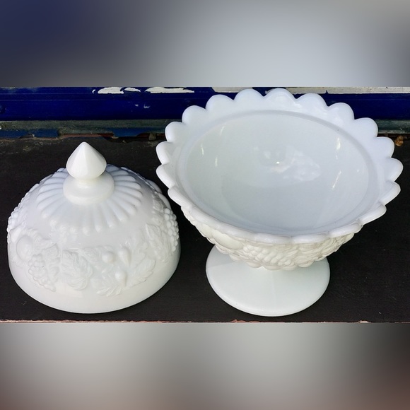 Mid Century Vintage Westmoreland Finial Lidded Fruit Embossed Candy Dish - Picture 9 of 12